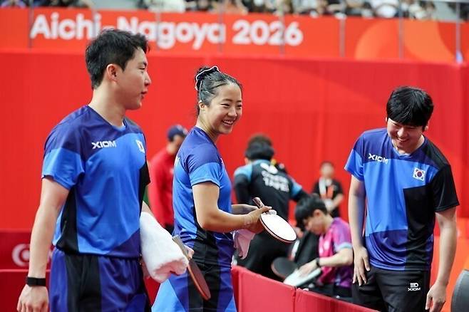 ▲ 23일 일본 아이치현 스카이홀에서 열린 2026 아이치·나고야 아시안게임 탁구 혼합복식 2라운드 대한민국과 카타르의 경기. 승리를 거둔 대한민국 임종훈-신유빈이 경기가 끝난 뒤 웃고 있다. ⓒ연합뉴스