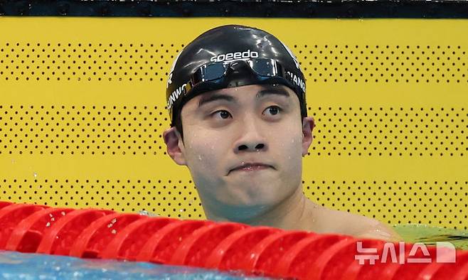 일본 도쿄도 고토구 도쿄아쿠아틱스센터에서 열린 2026 아이치·나고야 아시안게임 경영 남자 자유형 200m 예선 2조 경기에서 황선우가 기록을 확인하고 있다. /사진=뉴시스
