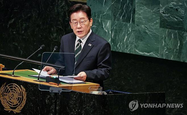 기조연설하는 이재명 대통령 (뉴욕=연합뉴스) 한상균 기자 = 이재명 대통령이 22일(현지시간) 미국 뉴욕 유엔본부 총회장에서 기조연설을 하고 있다. 2026.9.23 xyz@yna.co.kr