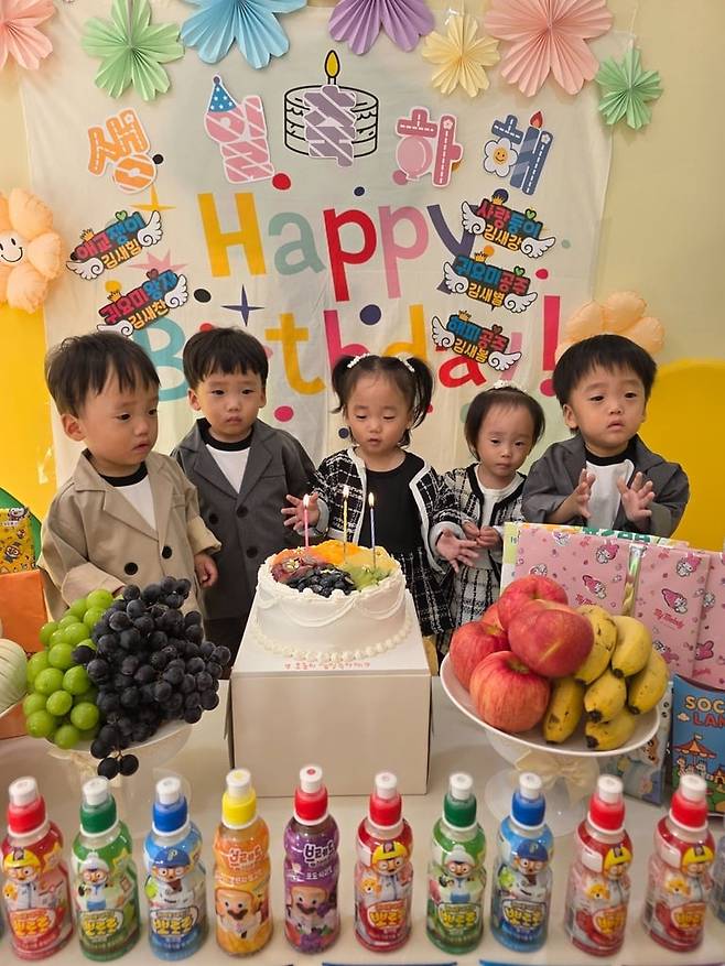 다섯쌍둥이의 어린이집 생일파티 새힘(왼쪽부터)·새찬·새봄·새별·새강[서울성모병원 제공]
