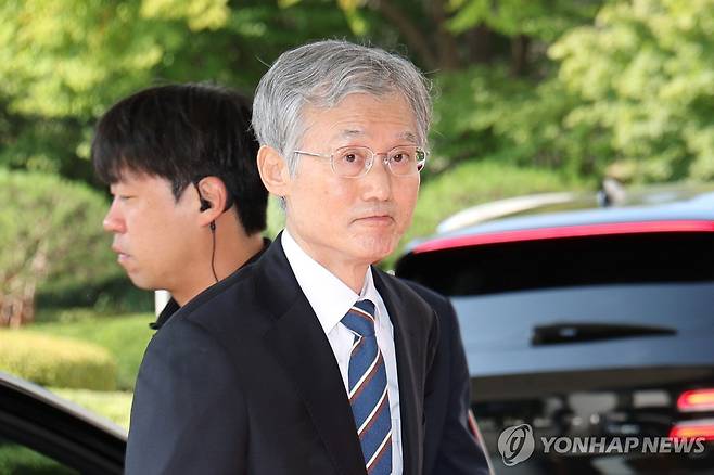 출근하는 조희대 대법원장 (서울=연합뉴스) 김주형 기자 = 조희대 대법원장이 23일 서울 서초구 대법원으로 출근하고 있다. 2026.9.23 kjhpress@yna.co.kr