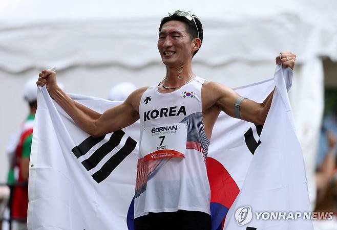 동메달 따고 태극기 든 최병광 [로이터=연합뉴스]