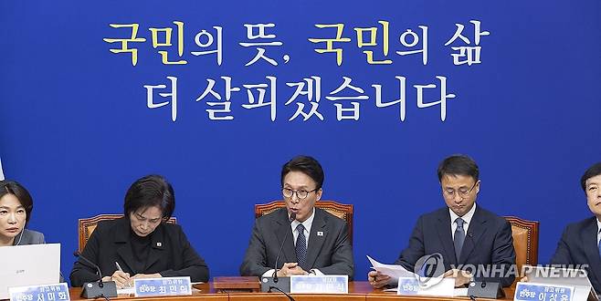 조희대 대법원장 '재제청 거부' 비판하는 김민석 대표 (서울=연합뉴스) 황광모 기자 = 더불어민주당 김민석 대표가 23일 국회에서 열린 최고위원회의에서 조희대 대법원장의 대법관 '재제청 거부'를 비판하는 발언을 하고 있다. 2026.9.23 hkmpooh@yna.co.kr