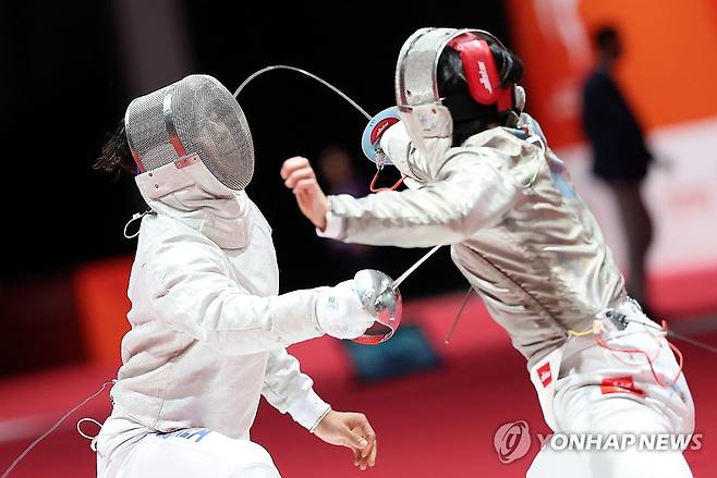 오상욱, '4강 가자' (도코나메[일본]연합뉴스) 한종찬 기자 = 23일 일본 아이치현 도코나메 아이치 스카이 엑스포에서 열린 2026 아이치·나고야 아시안게임 남자 사브르 개인전 8강 경기. 한국 오상욱(왼쪽)이 홍콩의 로이스 챈를 상대로 공격하고 있다. 2026.9.23 saba@yna.co.kr