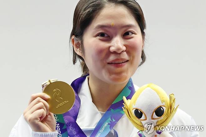 금메달 차지한 추가은 (도요타[일본]=연합뉴스) 이동해 기자 = 23일 일본 아이치현 종합 사격장에서 열린 2026 아이치·나고야 아시안게임 사격 여자 10m 공기권총 결선에서 추가은이 금메달을 목에 걸고 포즈를 취하고 있다.  2026.9.23 eastsea@yna.co.kr