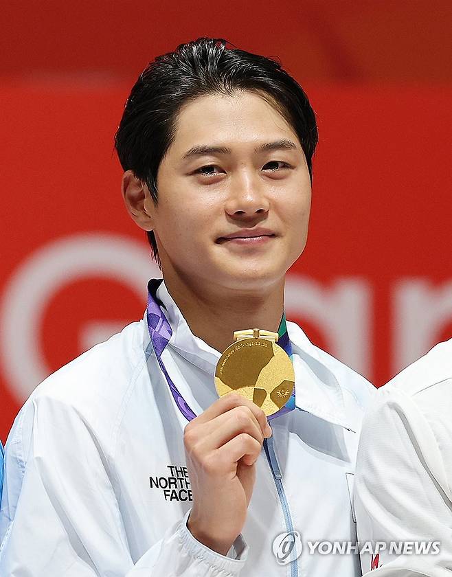 금메달 든 오상욱 (도코나메[일본]연합뉴스) 임화영 기자 = 23일 일본 아이치현 도코나메 아이치 스카이 엑스포에서 열린 2026 아이치·나고야 아시안게임 남자 사브르 개인전 시상식. 금메달을 차지한 한국 오상욱이 메달을 들고 기념촬영하고 있다. 2026.9.23 hwayoung7@yna.co.kr