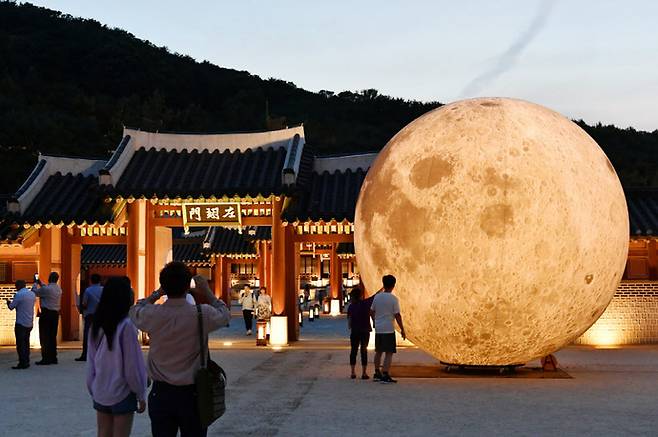 추석 연휴 기간 야간개방되는 화성행궁 내부에 달 모양 조형물이 설치돼 있다. 사진=수원시