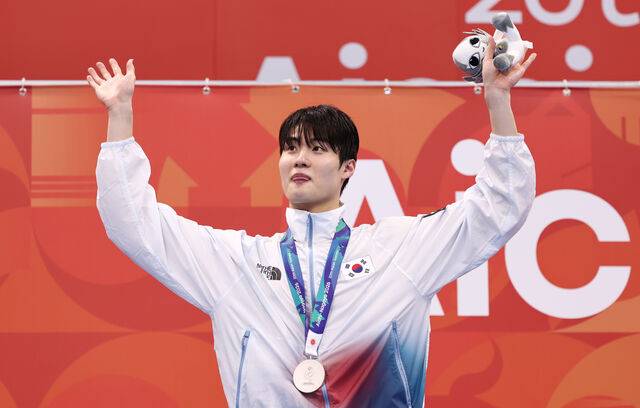 ◇ 23일 도쿄 아쿠아틱스 센터에서 열린 2026 아이치·나고야 아시안게임 수영 남자 200m 개인 자유형 결승에서 은메달을 획득한 황선우가 시상대에 오르며 인사하고 있다. 2026.9.23 사진=연합뉴스