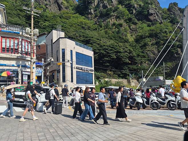 추석 연휴 첫날인 24일 오후, 포항·묵호 여객선이 당도한 울릉 도동항 일대가 귀성·귀향객과 관광객 등 인파로 북적이고 있다. /황진영기자