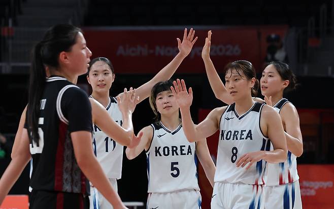 여자 농구, 4강으로      (나고야=연합뉴스) 임화영 기자 = 24일 일본 나고야 아이치 인터내셔널 아레나에서 열린 2026 아이치·나고야 아시안게임 여자 농구 한국과 인도네시아의 8강전에서 101-59로 승리한 한국 선수들이 기뻐하고 있다. 2026.9.24      hwayoung7@yna.co.kr  (끝)      <저작권자(c) 연합뉴스, 무단 전재-재배포, AI 학습 및 활용 금지>
