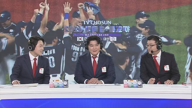 21일 열린 대만전에서 추신수(가운데)는 탁월한 경기력을 선보인 한국 대표팀에 박수를 보내는가 하면, 정용검 캐스터(왼쪽)와 송재우 해설위원과 함께 중계석에서 일어나 마치 현장 더그아웃(감독·코치 등이 앉는 자리)에 있는 것처럼 선수들을 응원하며 힘을 보탰다. /TV조선