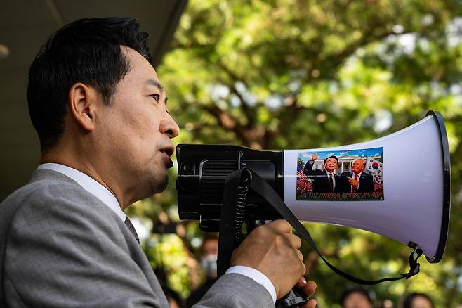 장동혁 국민의힘 대표가 8일 서울 송파구 올림픽공원 핸드볼 경기장에 진입해 선거 관련 용품들이 보관된 곳을 살펴본 뒤 시민들에게 내부 상황을 설명하고 있다. 이날 대한체육회 산하 9개 종목 단체는 장비 반출을 위해 6·3 지방선거 당시 개표소로 사용된 올림픽공원 핸드볼 경기장에 진입했다. 사진공동취재단