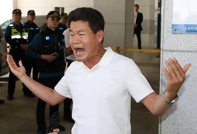 한국사 강사 출신의 유튜버 전한길 씨가 7월 27일 오후 경남 창원 성산구 경남도선거관리위원회에서 열린 6·3 지방선거에서 44표 차로 당락이 갈린 통영시장 선거 재검표에 앞서 개표참관인으로 참석하기 전 발언하고 있다. 뉴스1