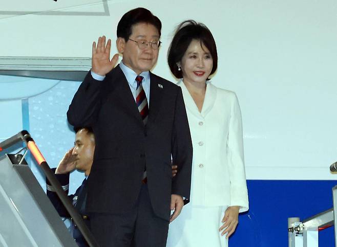 멕시코를 국빈방문한 이재명 대통령과 김혜경 여사가 23일(현지시간) 멕시코시티 펠리페 앙헬레스 국제공항에 도착한 공군 1호기에서 환영객에게 인사하고 있다. 멕시코시티=연합뉴스