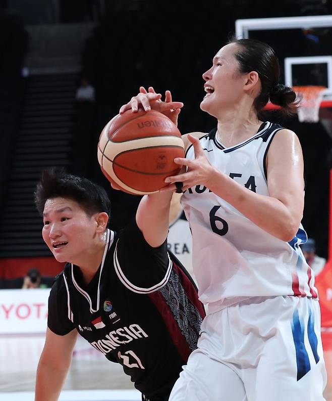 24일 일본 나고야 아이치 인터내셔널 아레나에서 열린 2026 아이치·나고야 아시안게임 여자 농구 한국과 인도네시아의 8강전. 한국 최이샘이 돌파를 시도하고 있다. 사진=연합뉴스