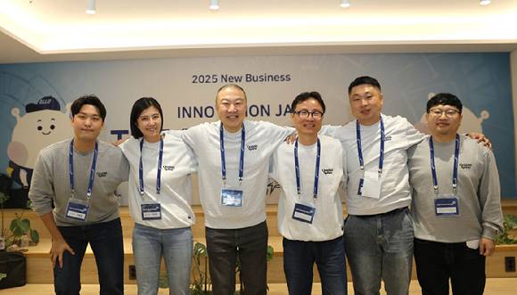 안양 LS타워에서 개최된 LS 퓨처스 데이에서 구자은 LS그룹 회장(왼쪽부터 3번째)이 ‘Innovation JAM Final Pitch’에 참여한 임직원들과 함께 기념사진을 촬영하고 있다. [사진=LS그룹]