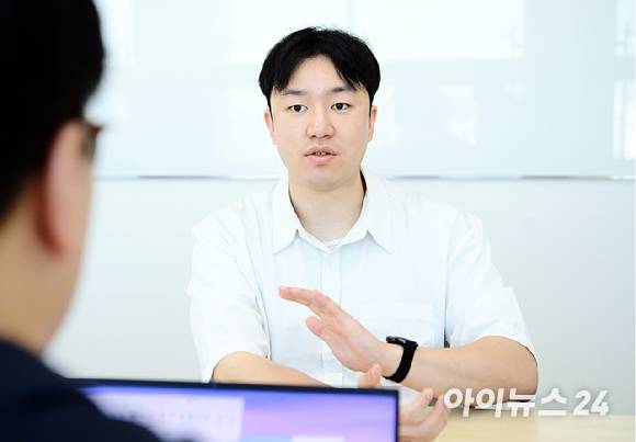 여승호 AI 미디어 아트 디렉터가 16일 오후 서울 영등포구 양평동에 위치한 아이뉴스24 사옥에서 진행된 인터뷰를 갖고 있다. [사진=정소희 기자]