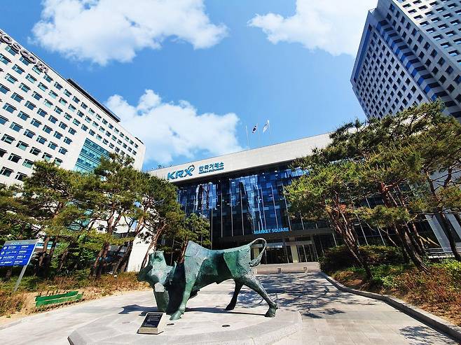 서울 여의도 한국거래소(KRX) 서울사무소 전경. 증시의 상승과 하락을 상징하는 황소와 곰이 맞서고 있다. 한국거래소 제공