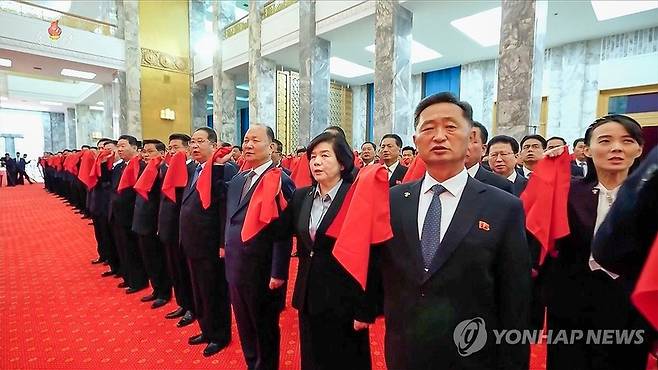 붉은 머플러 들고 선서하는 북한 당·정 간부들 / 사진 = 연합뉴스