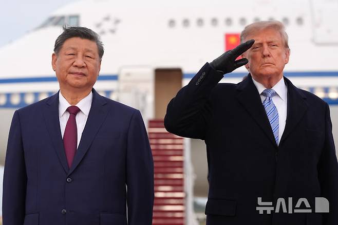 [앤드루스 합동기지=AP/뉴시스] 도널드 트럼프 미국 대통령과 시진핑 중국 국가주석이 23일(현지시간) 미국 메릴랜드주 앤드루스 합동기지에서 열린 환영 행사에 참석하고 있다. 2026.09.23.