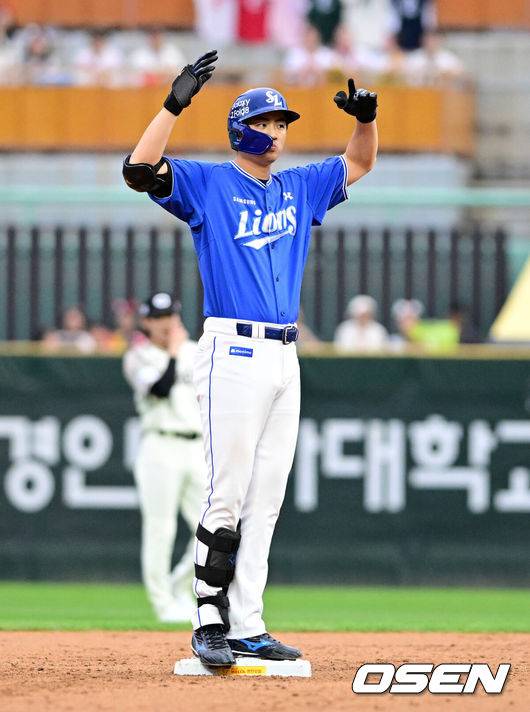 [OSEN=인천, 지형준 기자] 24일 인천 SSG랜더스필드에서 ‘2026 신한은행 SOL Bank KBO리그’ SSG 랜더스와 삼성 라이온즈의 경기가 열렸다.SSG은 김민준, 삼성은 후라도를 선발로 내세웠다.3회초 무사 1루에서 삼성 구자욱이 선제 1타점 우중간 적시 2루타를 날리며 기뻐하고 있다. 2026.09.24 / jpnews@osen.co.kr