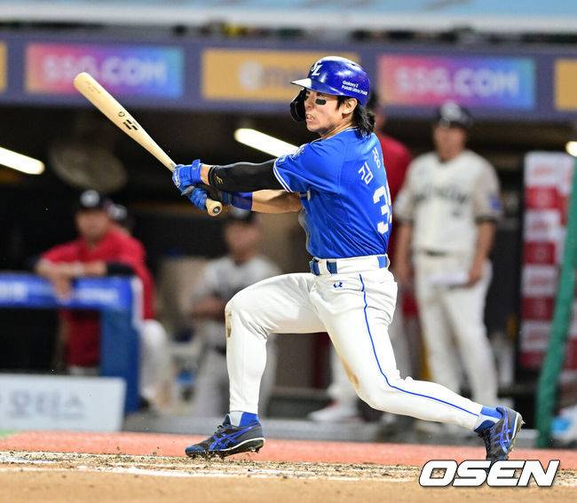 [OSEN=인천, 지형준 기자] 24일 인천 SSG랜더스필드에서 ‘2026 신한은행 SOL Bank KBO리그’ SSG 랜더스와 삼성 라이온즈의 경기가 열렸다.SSG은 김민준, 삼성은 후라도를 선발로 내세웠다.6회말 1사 1,2루에서 삼성 김성윤이 좌전 안타를 날리고 있다. 2026.09.24 / jpnews@osen.co.kr