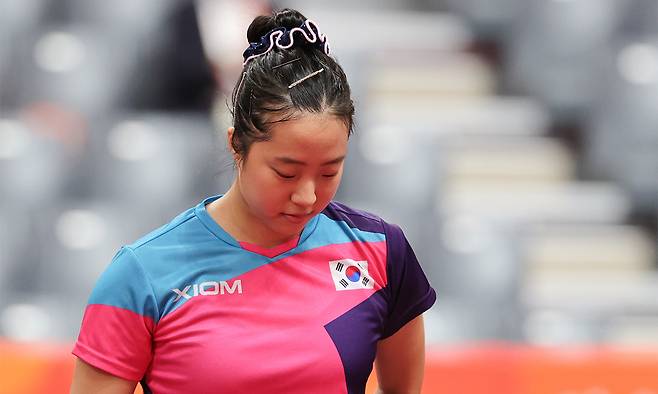 한국 탁구 대표팀 신유빈이 23일 일본 아이치현 스카이홀 도요타에서 열린 2026 아이치·나고야 아시안게임 탁구 여자 단체전 준결승 일본과의 경기에서 하야타 히나에게 3세트를 모두 내준 뒤 아쉬워하고 있다. 도요타=연합뉴스