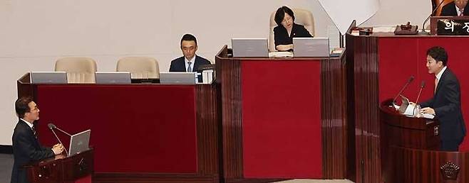 2025년 9월 15일 이준석 개혁신당 의원이 국회에서 열린 정치에 관한 대정부질문에서 당시 김민석 국무총리에게 질의하고 있다. 뉴시스