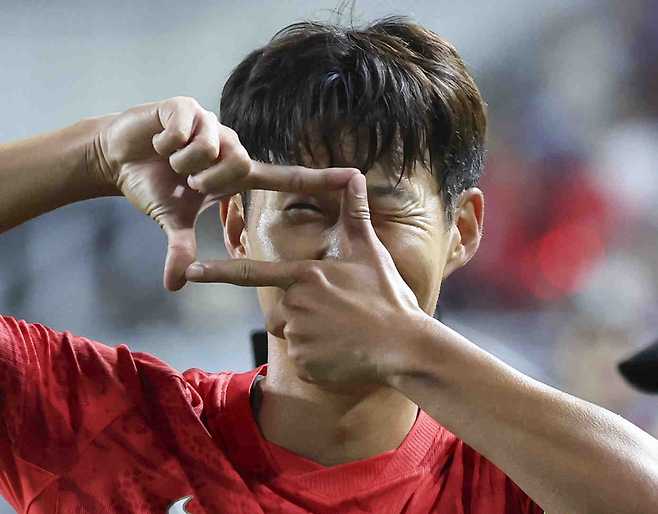 축구국가대표팀 주장 손흥민이 24일 수원월드컵경기장서 열린 에콰도르전서 골을 넣은 뒤 세리머니를 하고 있다. 수원｜뉴시스