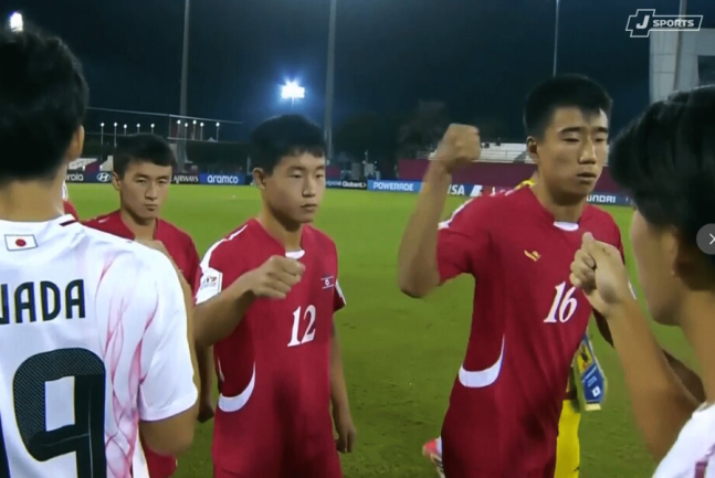 ▲ 2025년 11월 북한 U-17 축구대표팀이 일본과의 월드컵 16강전에서 때리려는 듯한 위협을 가하는 장면. 북한은 연령 불문 일본을 만나면 거친 플레이를 펼친다. ⓒ 중계영상 캡쳐