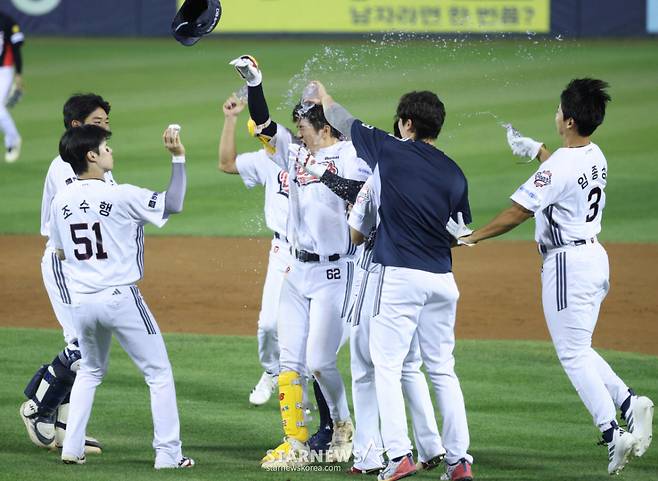 2026 신한 SOL KBO리그 두산 베어스 대 KIA 타이거즈 경기가 23일 서울 잠실야구장에서 열렸다.  두산 안재석이 9회말 2사 2루에서 KIA 이의리를 상대로 끝내기 안타를 날리고 동료들의 축하를 받고 있다. /사진=김진경 kim.jinkyung@