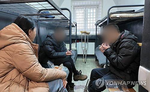 우크라이나군에 생포된 북한군 포로
(서울=연합뉴스) 우크라이나군에 생포된 북한군 포로 백모씨와 리모씨가 28일(현지시간) 우크라이나 내 포로수용소에서 김영미PD와 접견하며 탈북민단체들이 보낸 북한음식 '두부밥'을 먹고 있다. 침대(왼쪽 상단)에 이들이 직접 그린 김정은 북한 국무위원장의 초상화가 붙어 있다. 2025.10.31 [겨레얼통일연대 제공. 재판매 및 DB금지] photo@yna.co.kr
