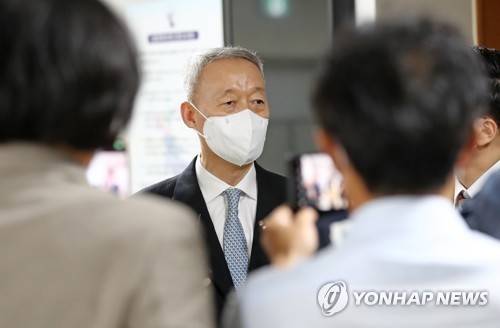 2022년 대전지법에 출석하는 백운규 전 장관 [연합뉴스 자료사진]