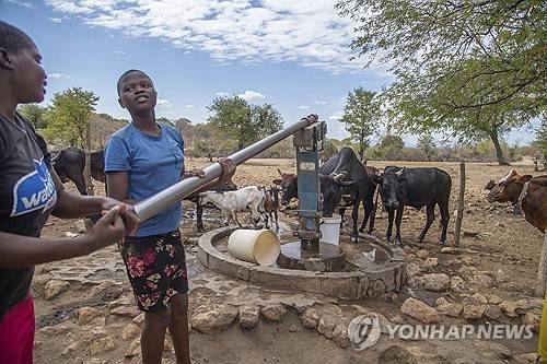 짐바브웨 지역 주민 [AP=연합뉴스]