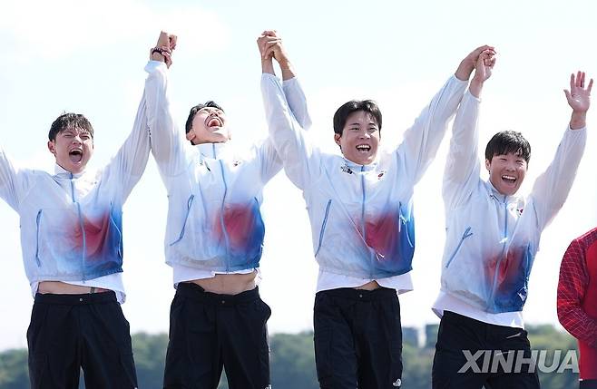 남자 카약 4인승(K4) 500ｍ 첫 금메달의 기쁨 만끽하는 베테랑 조광희(맨 오른쪽) [신화=연합뉴스]