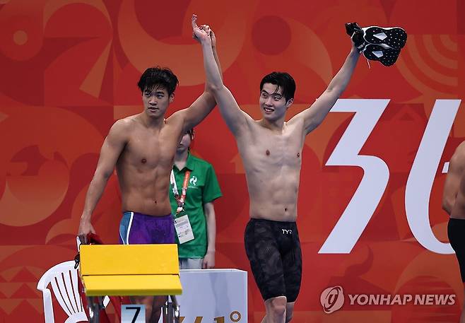 대한민국 은메달 축하해주는 판잔러 (도쿄=연합뉴스) 윤동진 기자 = 24일 도쿄 아쿠아틱스 센터에서 열린 2026 아이치·나고야 아시안게임 수영 남자 400m 자유형 계영 결승. 대한민국 대표팀이 은메달을 차지한 뒤 중국 판잔러가 황선우의 손을 잡고 있다.  2026.9.24 mon@yna.co.kr