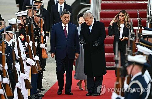 시진핑 주석 맞이하는 트럼프 대통령 도널드 트럼프 미국 대통령이 23일(현지시간) 워싱턴DC 인근 앤드루스 합동기지에서 미국을 방문한 시진핑 중국 국가주석을 맞이하고 있다.  [AFP=연합뉴스. 재판매 및 DB 금지]