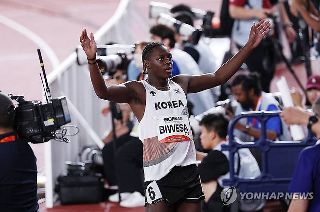 손 흔드는 비웨사 다니엘 가사마 (나고야=연합뉴스) 김성민 기자 = 24일 일본 나고야 미즈호 공원 육상경기장에서 열린 2026 아이치·나고야 아시안게임 육상 남자 100m 예선에서 한국 비웨사 다니엘 가사마가 경기를 마친 뒤 손을 흔들고 있다. 2026.9.24 ksm7976@yna.co.kr