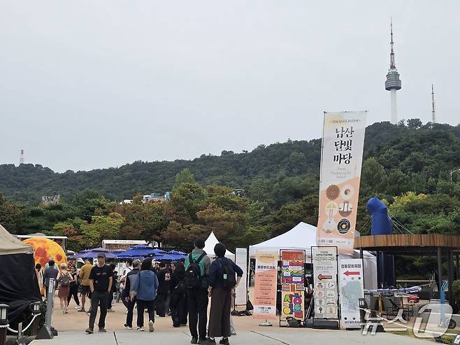 추석 당일인 25일 오전 서울 중구 남산골한옥마을이 붐비는 모습. 2026.09.25. ⓒ 뉴스1 권준언 기자
