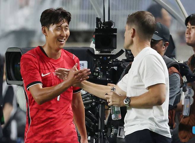 24일 경기 수원시 팔달구 수원월드컵경기장에서 열린 축구 국가대표 평가전 대한민국과 에콰도르의 경기, 손흥민이 교체 후 벤치로 향하며 로베르트 모레노 감독과 인사를 하고 있다. 뉴스1