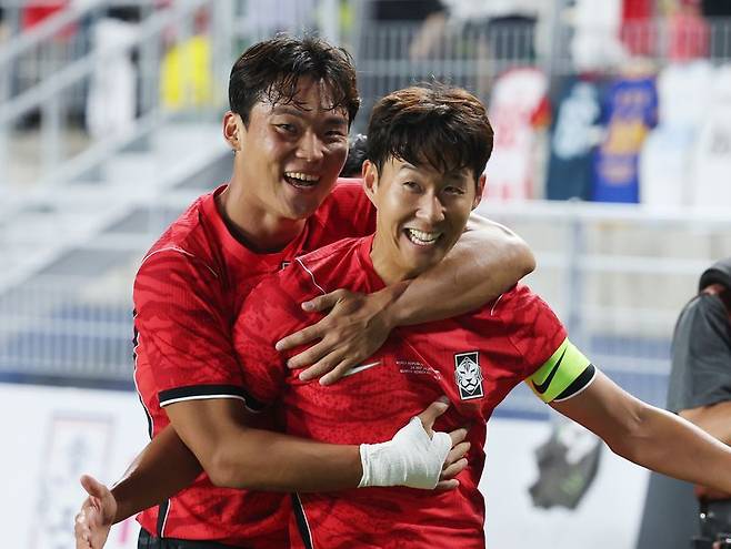 24일 경기 수원시 팔달구 수원월드컵경기장에서 열린 축구 국가대표 평가전 대한민국과 에콰도르의 경기, 손흥민이 득점을 한 뒤 오현규와 함께 기뻐하고 있다. 뉴스1