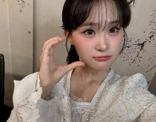 가수 김다현이 심수봉의 공개 비판 이후 차분하고 의연하게 심경을 밝혔다. 김다현 SNS
