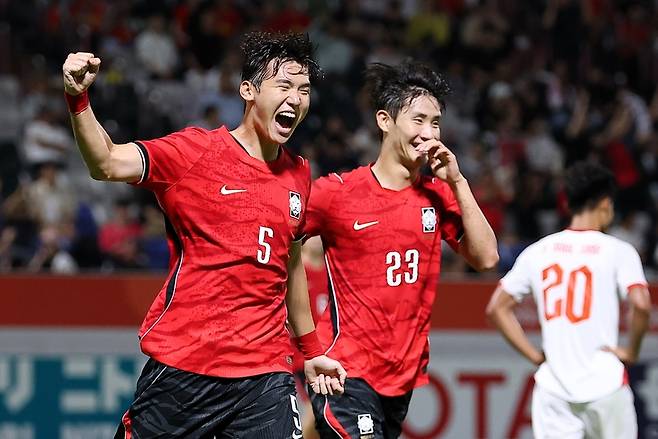▲ 한국 아시안게임 남자 축구 국가대표팀 김지수가 25일 일본 아이치 나고야 미즈호 공원 럭비 경기장에서 열린 베트남과 2026 아이치-나고야 아시안게임 남자 축구 준준결승에서 득점한 뒤 기뻐하고 있다. 연합뉴스