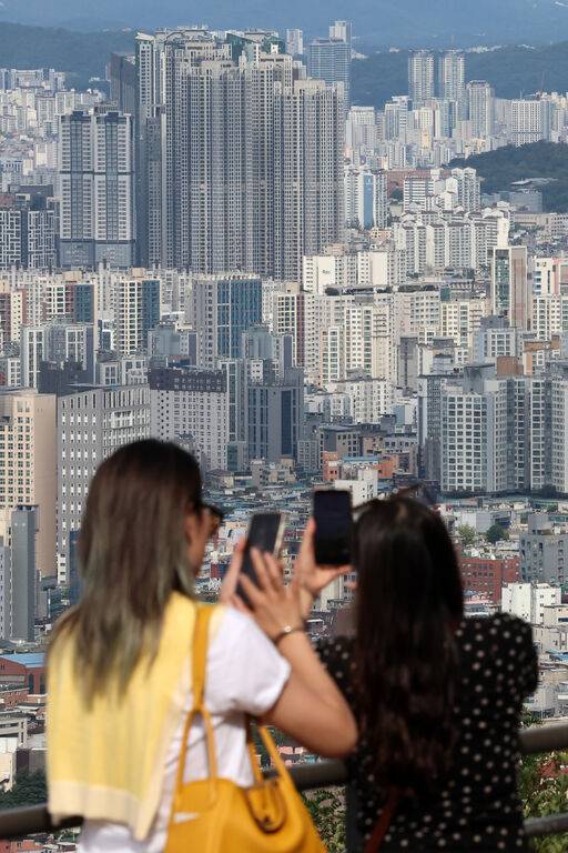 남산에서 바라본 서울 아파트 모습. 뉴시스