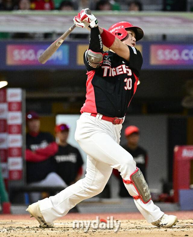 2026년 9월 15일 오후 인천 SSG랜더스필드에서 열린 '2026 신한 SOL KBO리그' KIA 타이거즈와 SSG 랜더스의 경기. KIA 하주석이 2회초 2사 2루서 1타점 적시타를 치고 있다./인천=유진형 기자 zolong@mydaily.co.kr