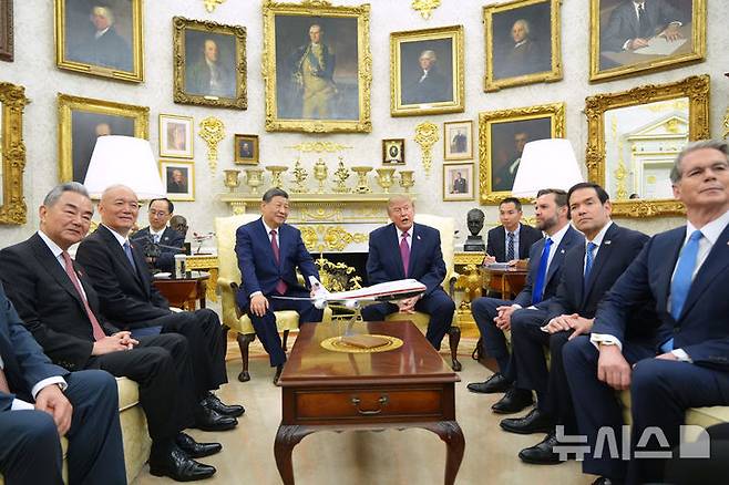 [워싱턴=AP/뉴시스] 도널드 트럼프(오른쪽) 미국 대통령과 시진핑 중국 국가주석이 24일(현지 시간) 백악관 집무실에서 양국 관계자들과 함께 만나고 있다. 2026.09.25.