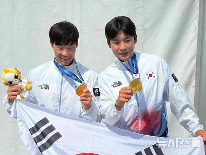 [나고야(일본)=뉴시스]한국 카누 카약 2연승 금메달 조광희-김효빈. (사진=대한카누연맹 제공)