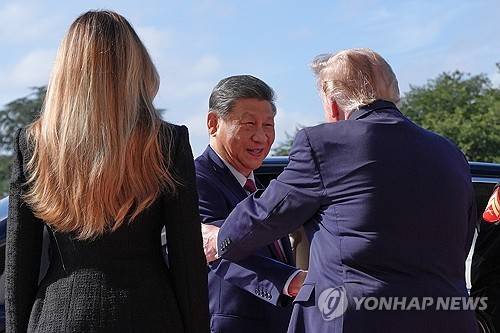 시진핑 '툭툭'치며 환영하는 트럼프 [AP=연합뉴스 제공]