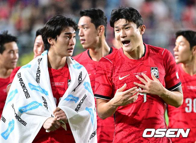 [OSEN=수원, 최규한 기자] 한국 축구가 로베르토 모레노 감독의&nbsp;데뷔전을&nbsp;대승으로 장식했다.&nbsp;모레노 임시 감독이 이끄는 대한민국 축구대표팀(FIFA 랭킹 32위)은&nbsp;24일 수원월드컵경기장에서 열린 9월 A매치 평가전에서 에콰도르(FIFA 랭킹 25위)를 3-0으로 제압했다.경기를 마치고 한국 김민재와 조현택이 대화를 나누고 있다. 2026.09.24 / dreamer@osen.co.kr