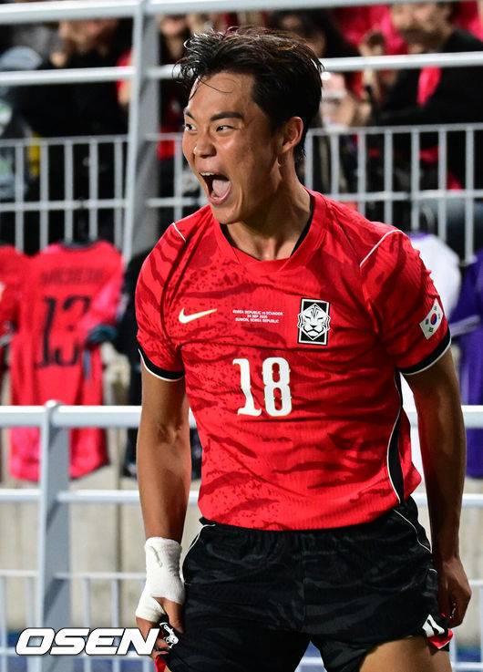 [OSEN=수원, 조은정 기자]로베르트 모레노 감독이 이끄는 대한민국 축구대표팀이 24일 수원월드컵경기장에서 에콰도르와 친선경기를 가졌다.이날 경기는 모레노 감독의 대한민국 축구대표팀 데뷔전으로 임시 감독의 계약 기간은 오는 11월 27일까지다. A매치 6경기를 치른 뒤 성적과 경기 내용을 바탕으로 계약 연장 여부가 결정된다.후반 대한민국 오현규가 선제골을 넣은 뒤 세리머니를 하고 있다. 2026.09.24 /cej@osen.co.kr